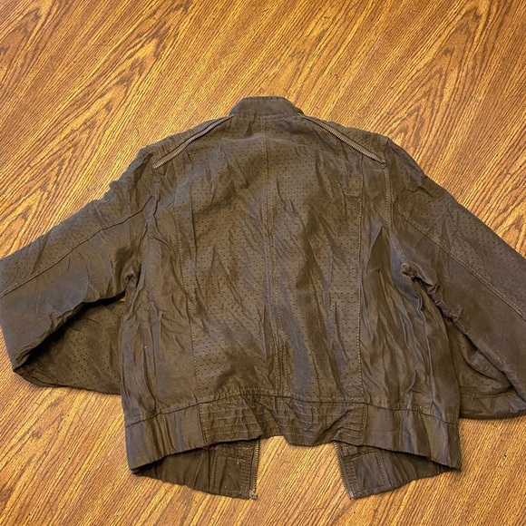 Cute zipper jacket woth floral inside! - Picture 9 of 9